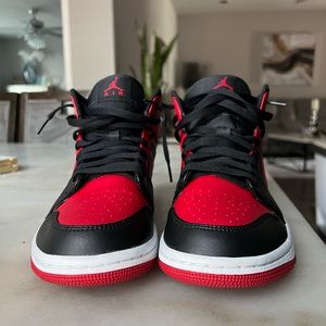 Air Jordan 1 Mid ‘Banned’.